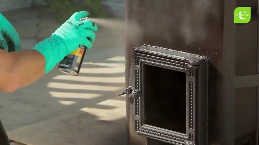 Покраска печи из металла в 2-3 слоя черной термостойкой краской в баллончиках, покраска печной дверцы фото